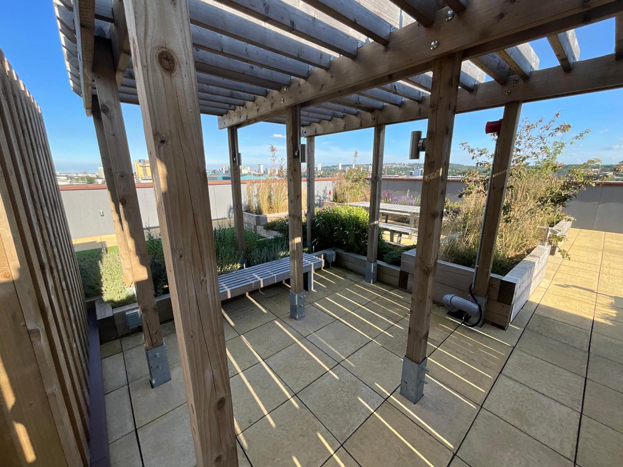 Appartement 1br Gem In Shared Near O2 Arena & Excel With Patio, Private Bath, Free Parking & Garden Londres