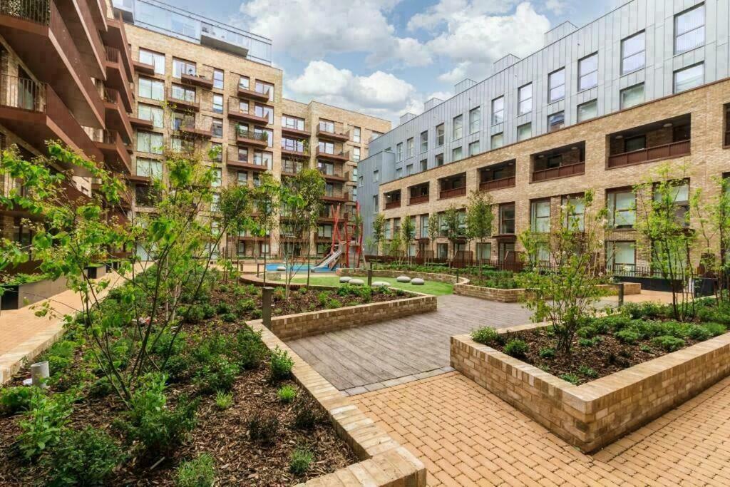 Appartement 1br Gem In Shared Near O2 Arena & Excel With Patio, Private Bath, Free Parking & Garden Londres
