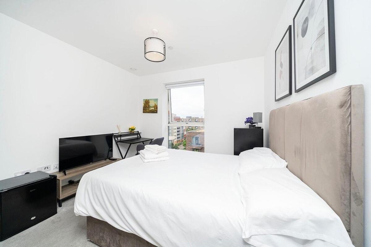 Appartement 1br Gem In Shared Near O2 Arena & Excel With Patio, Private Bath, Free Parking & Garden Londres